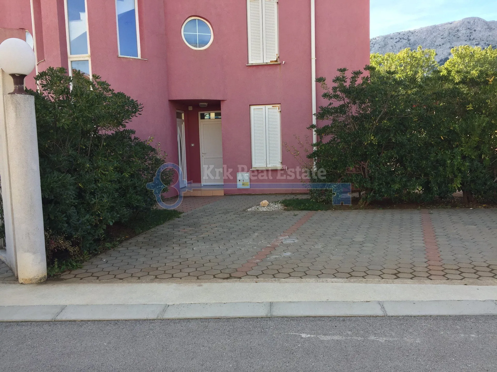 baška - dvoetažni apartman u villi blizu plaže - slika 2