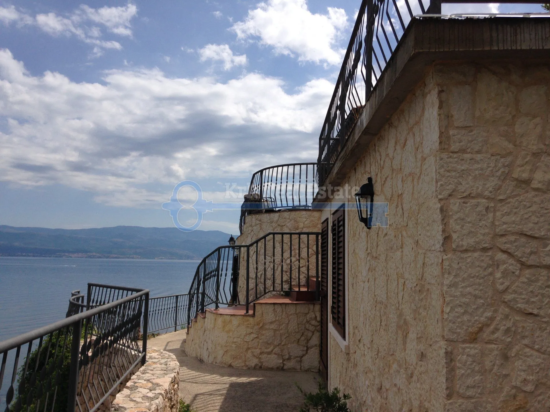 vrbnik - samostojeća renovirana kamena kuća na stijeni neposredno iznad mora - slika 3
