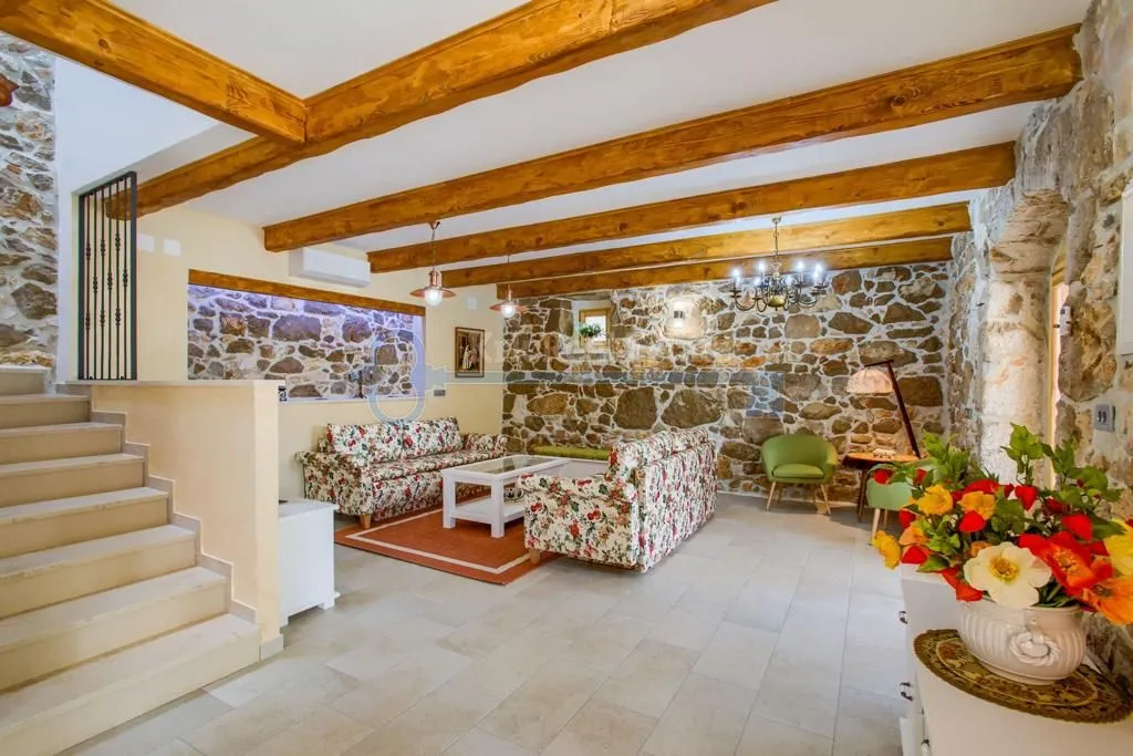 garica - samostojeća vila sa bazenom - slika 9