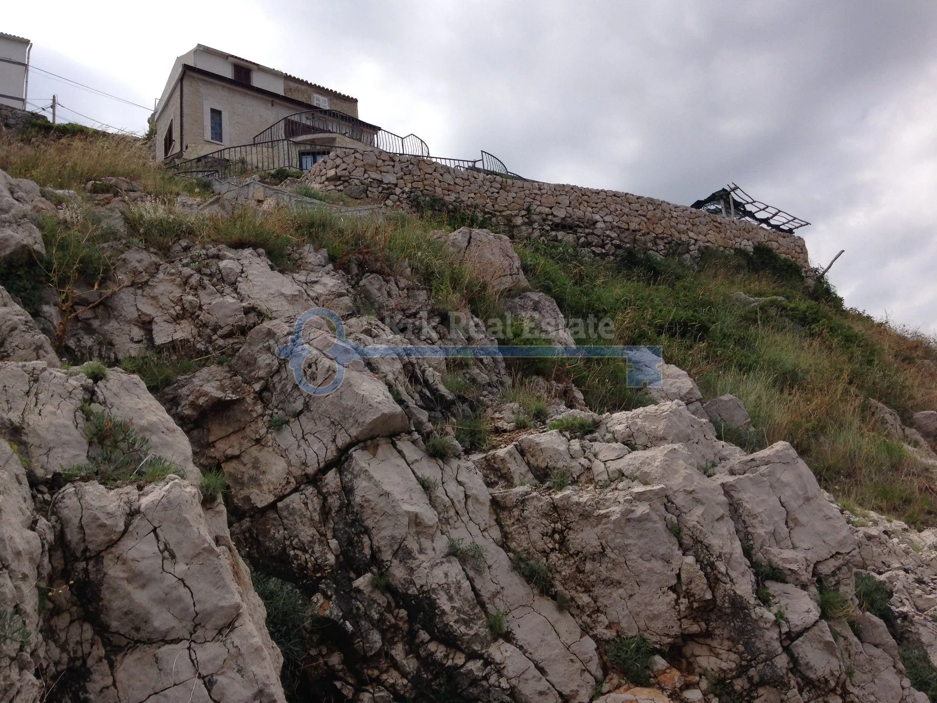 vrbnik - samostojeća renovirana kamena kuća na stijeni neposredno iznad mora - slika 32