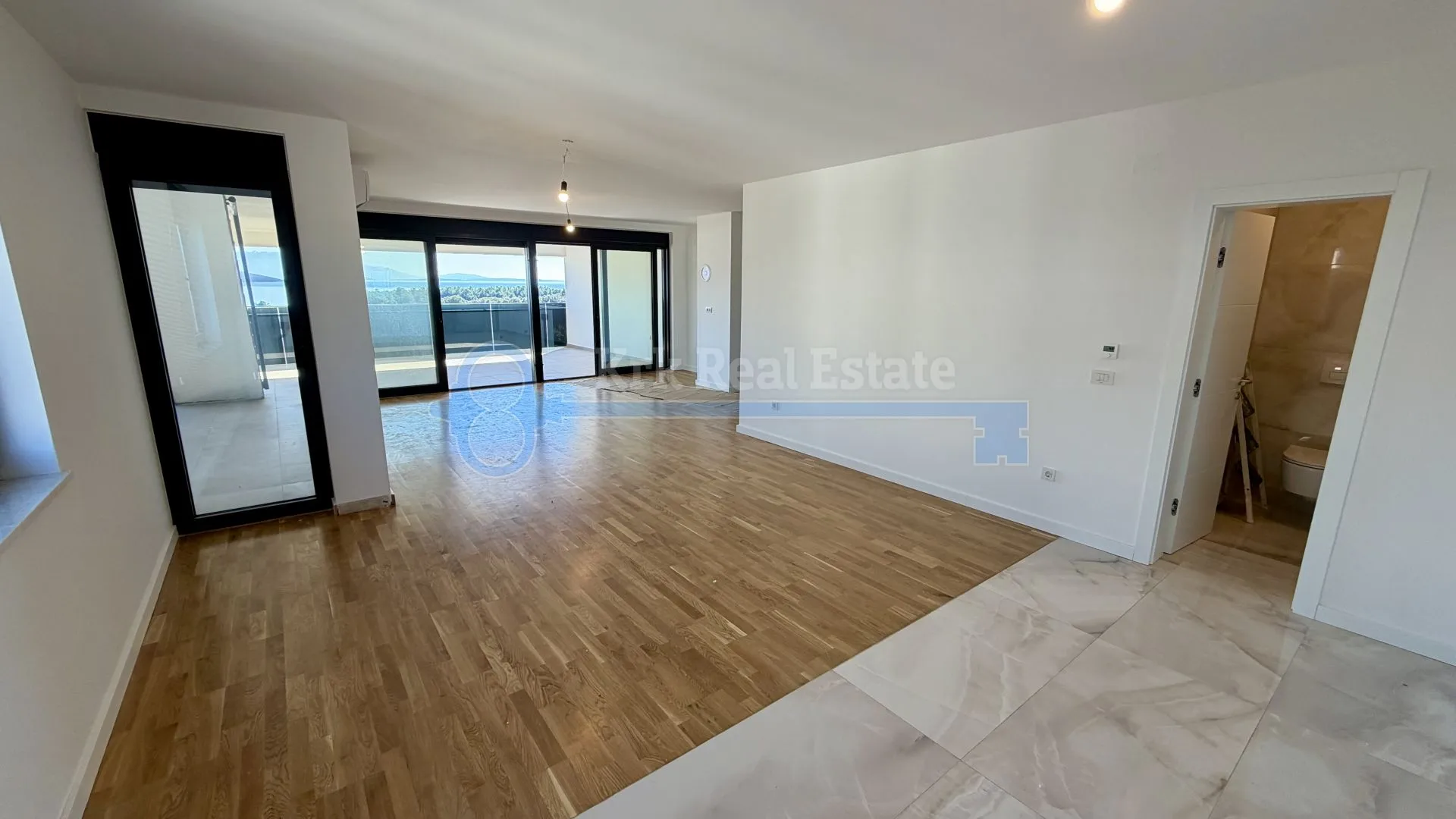 krk - dvoetažni apartman sa krovnom terasom i bazenom - slika 18