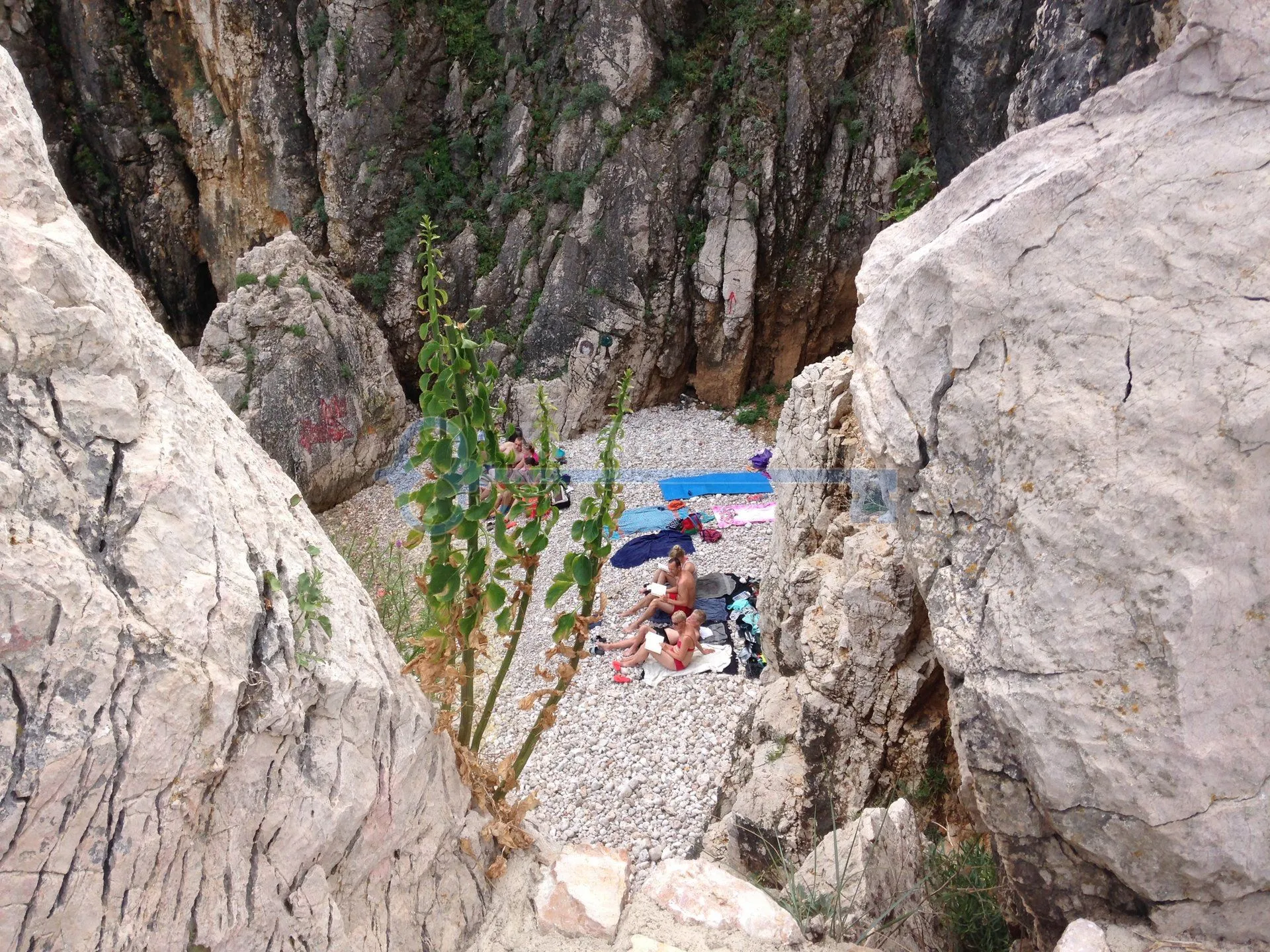 vrbnik - samostojeća renovirana kamena kuća na stijeni neposredno iznad mora - slika 31