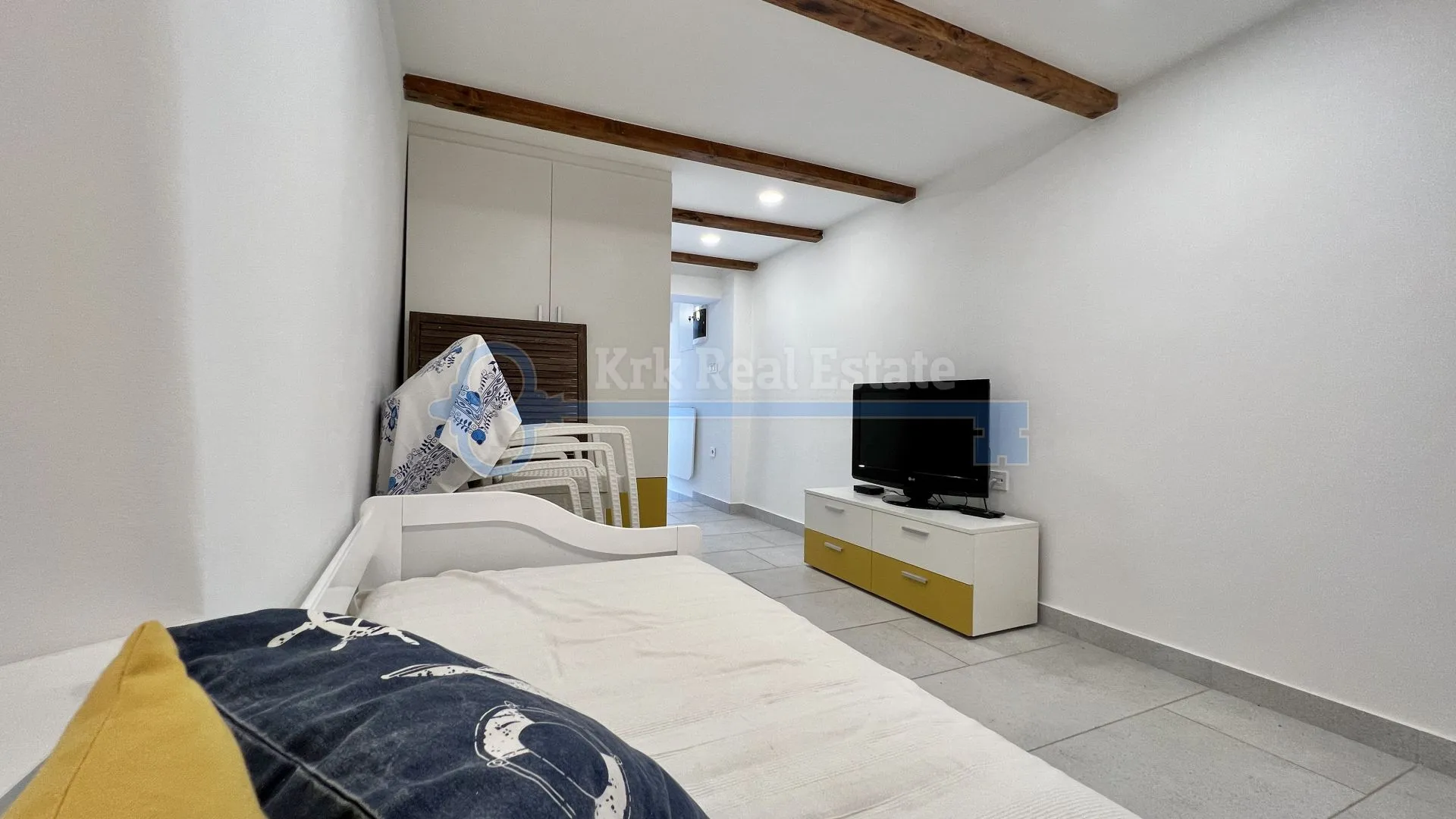 otok krk - punat - renovirana kuća u staroj jezgri s dva apartmana i vrtom - slika 2