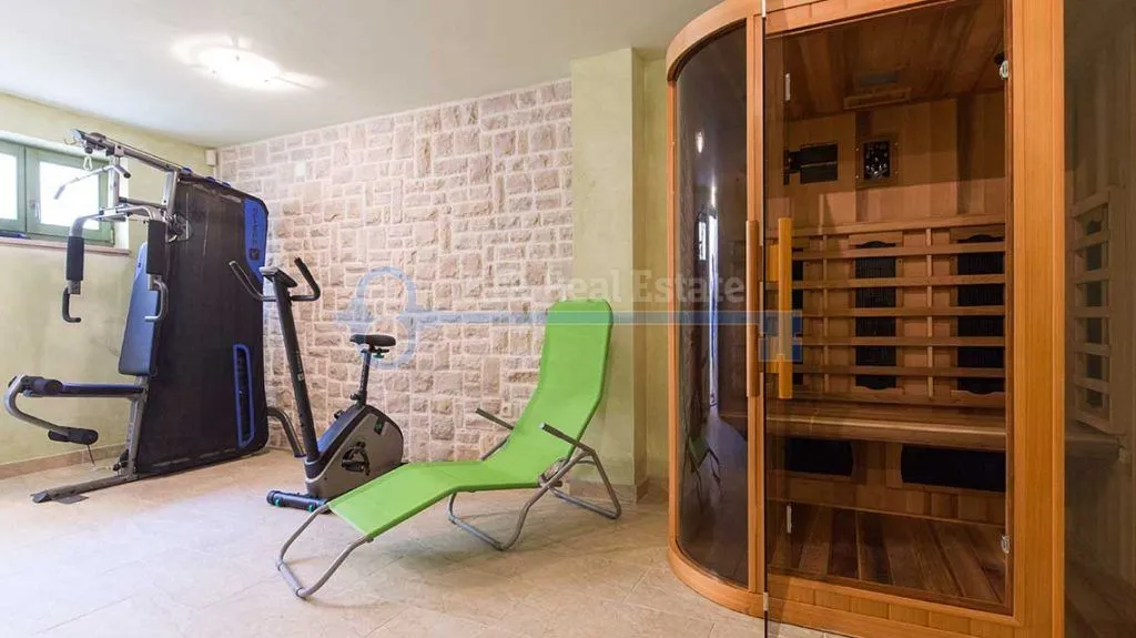 kras - villa sa bazenom i uređenom okućnicom - slika 18