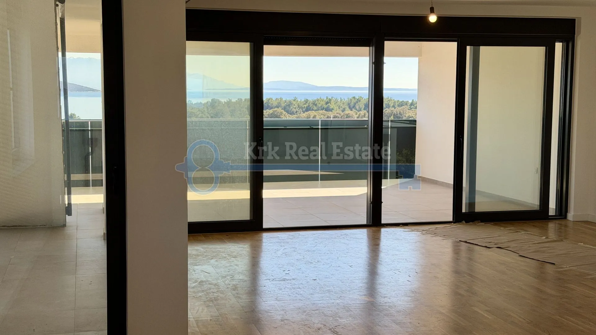 krk - dvoetažni apartman sa krovnom terasom i bazenom - slika 19