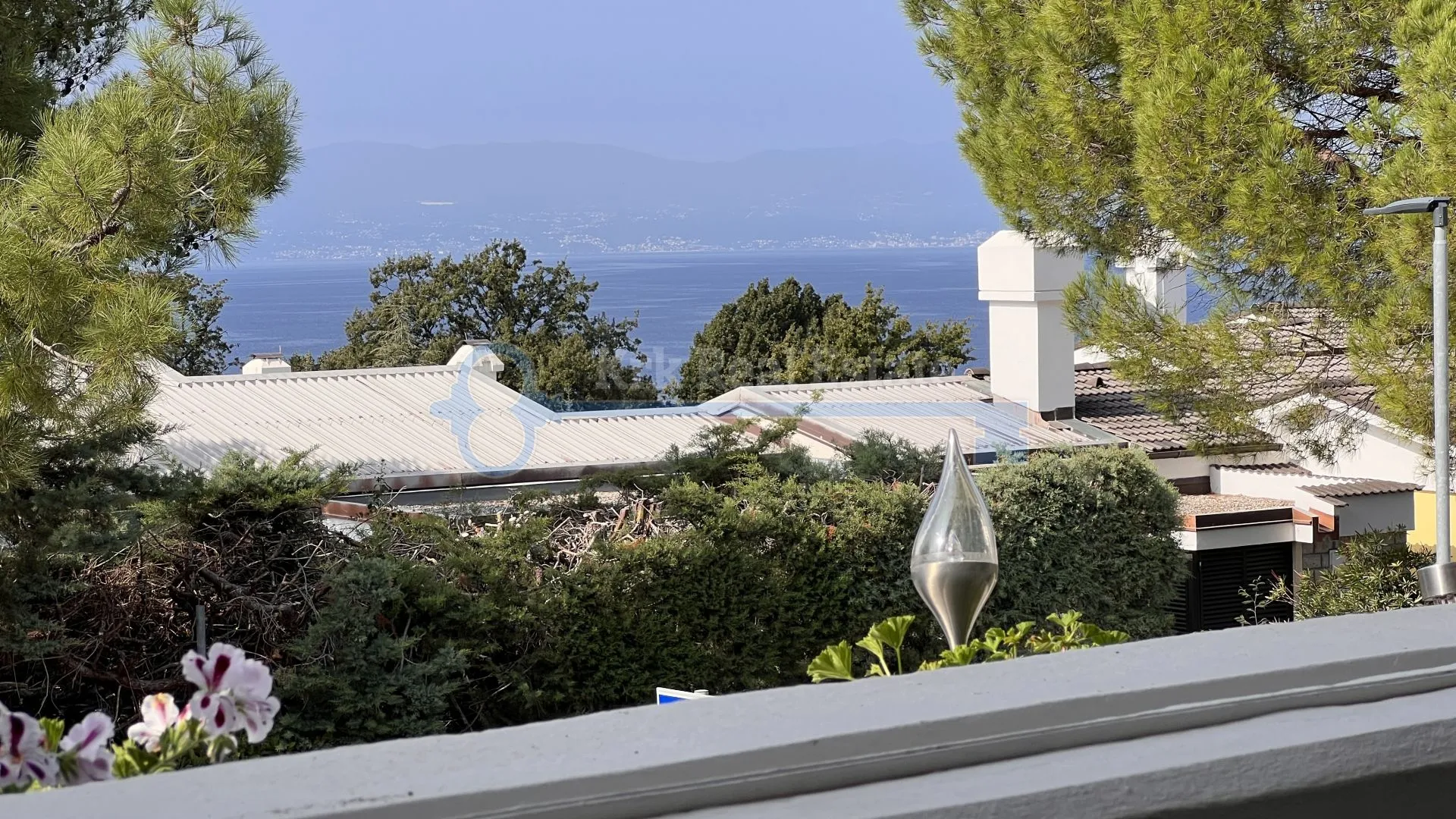 njivice - velika kuća sa uređenom okućnicom i garažom - slika 6