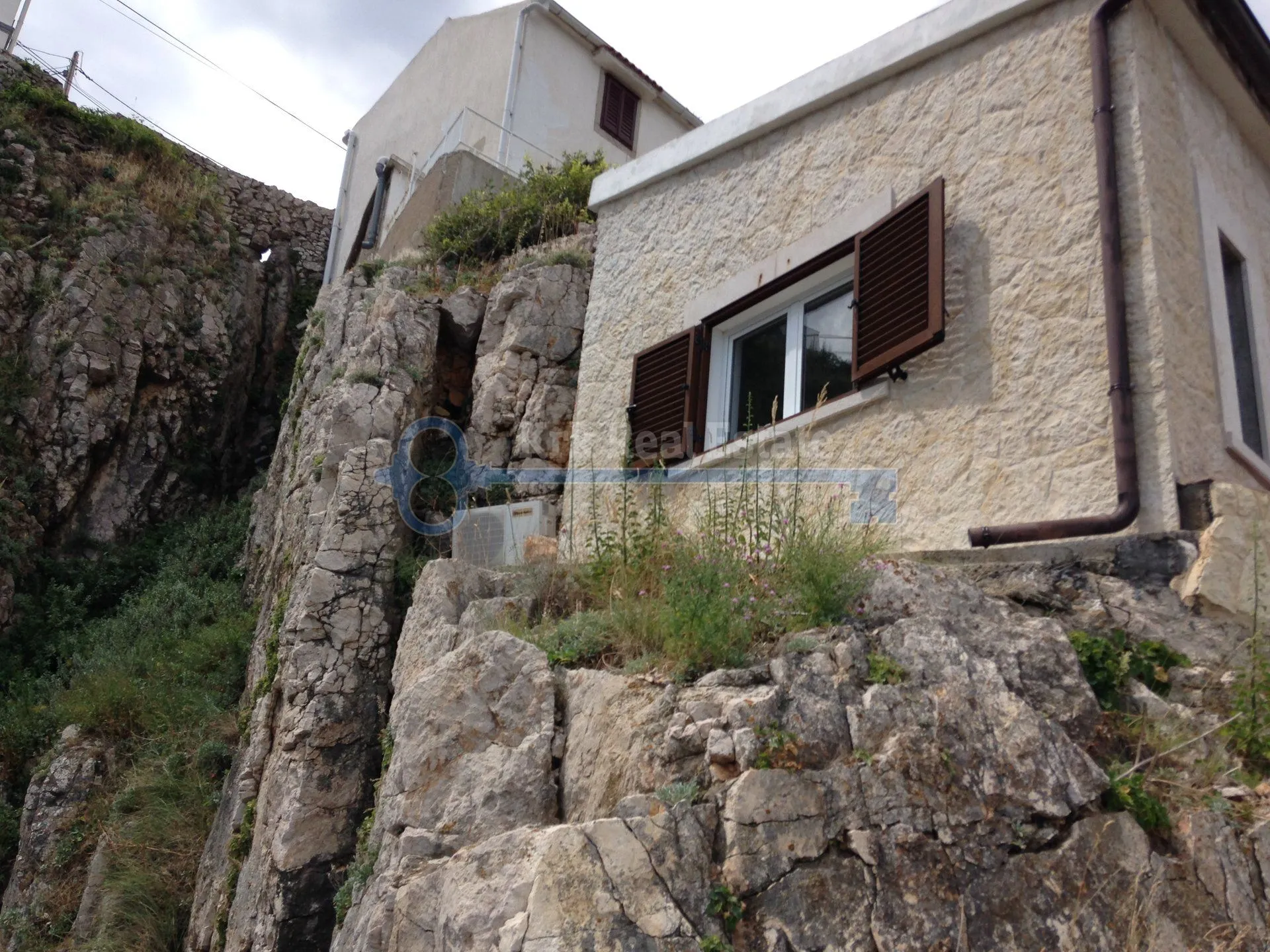 vrbnik - samostojeća renovirana kamena kuća na stijeni neposredno iznad mora - slika 16