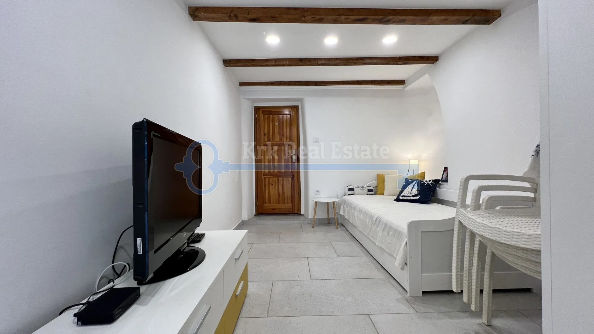 otok krk - punat - renovirana kuća u staroj jezgri s dva apartmana i vrtom - slika 3