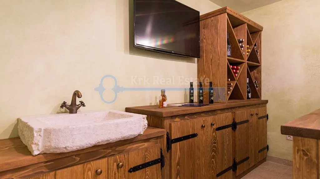 kras - villa sa bazenom i uređenom okućnicom - slika 20