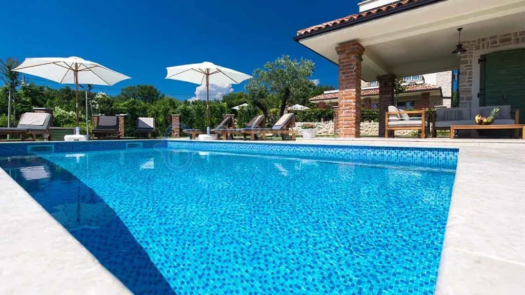 kras - villa sa bazenom i uređenom okućnicom - slika 2