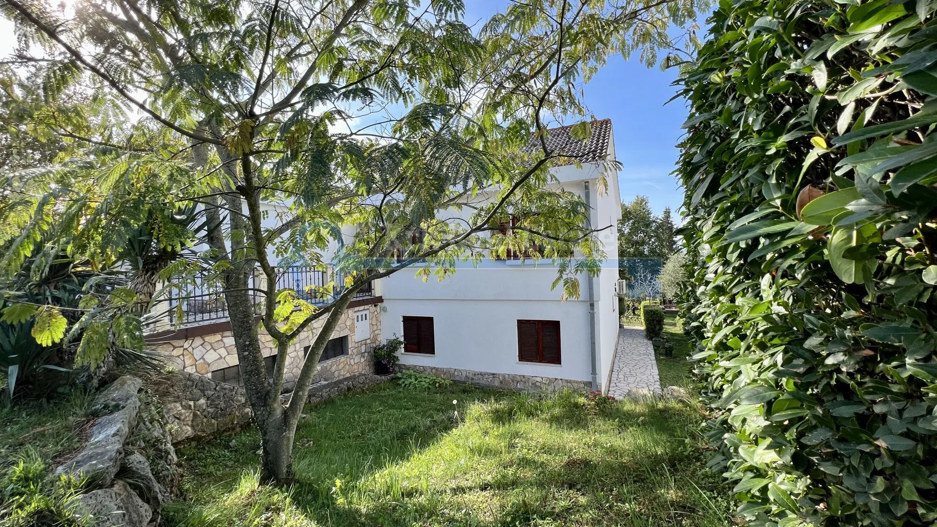 njivice - kuća sa tri apartmana i velikom okućnicom - slika 4