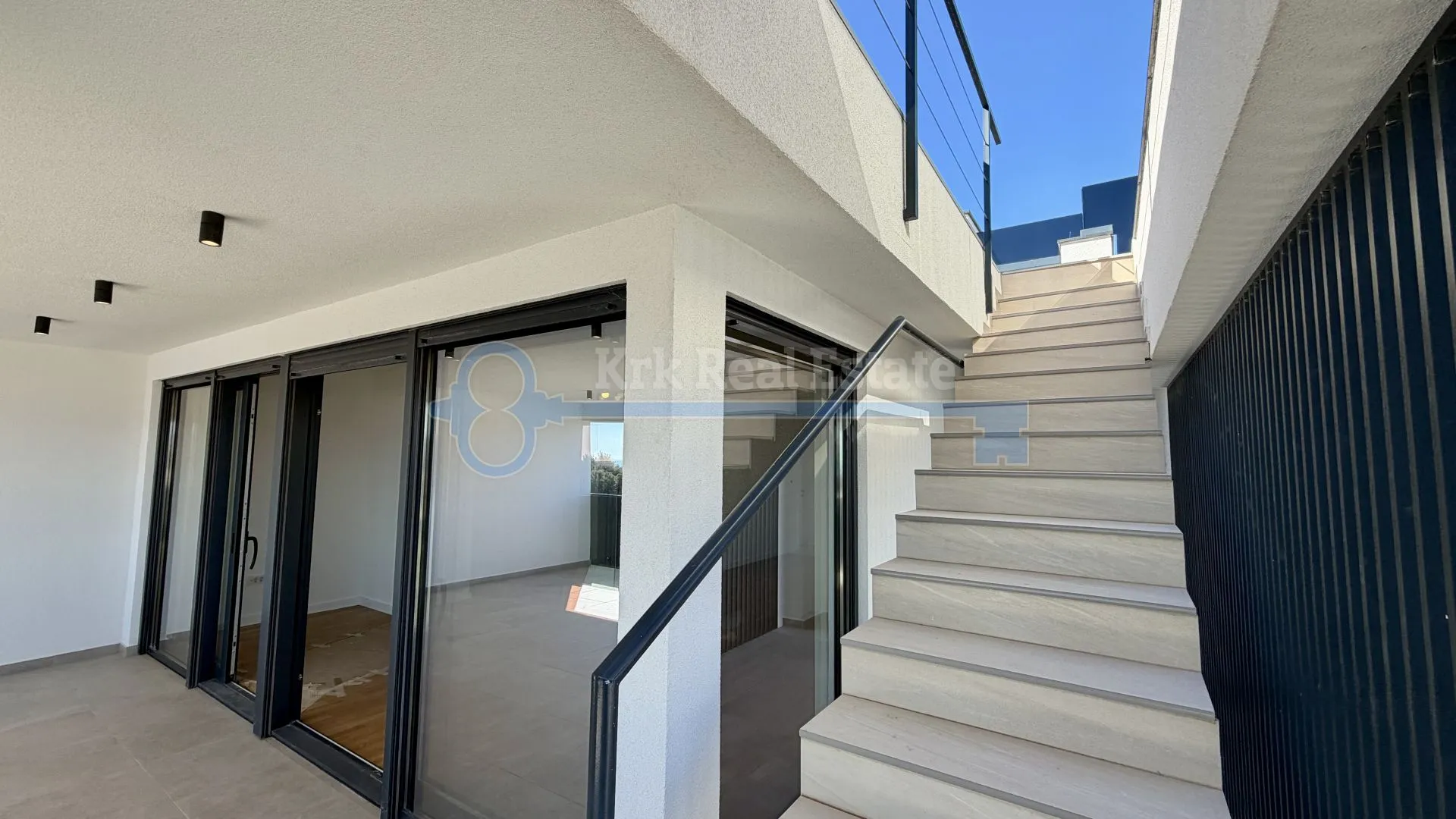 krk - dvoetažni apartman sa krovnom terasom i bazenom - slika 24