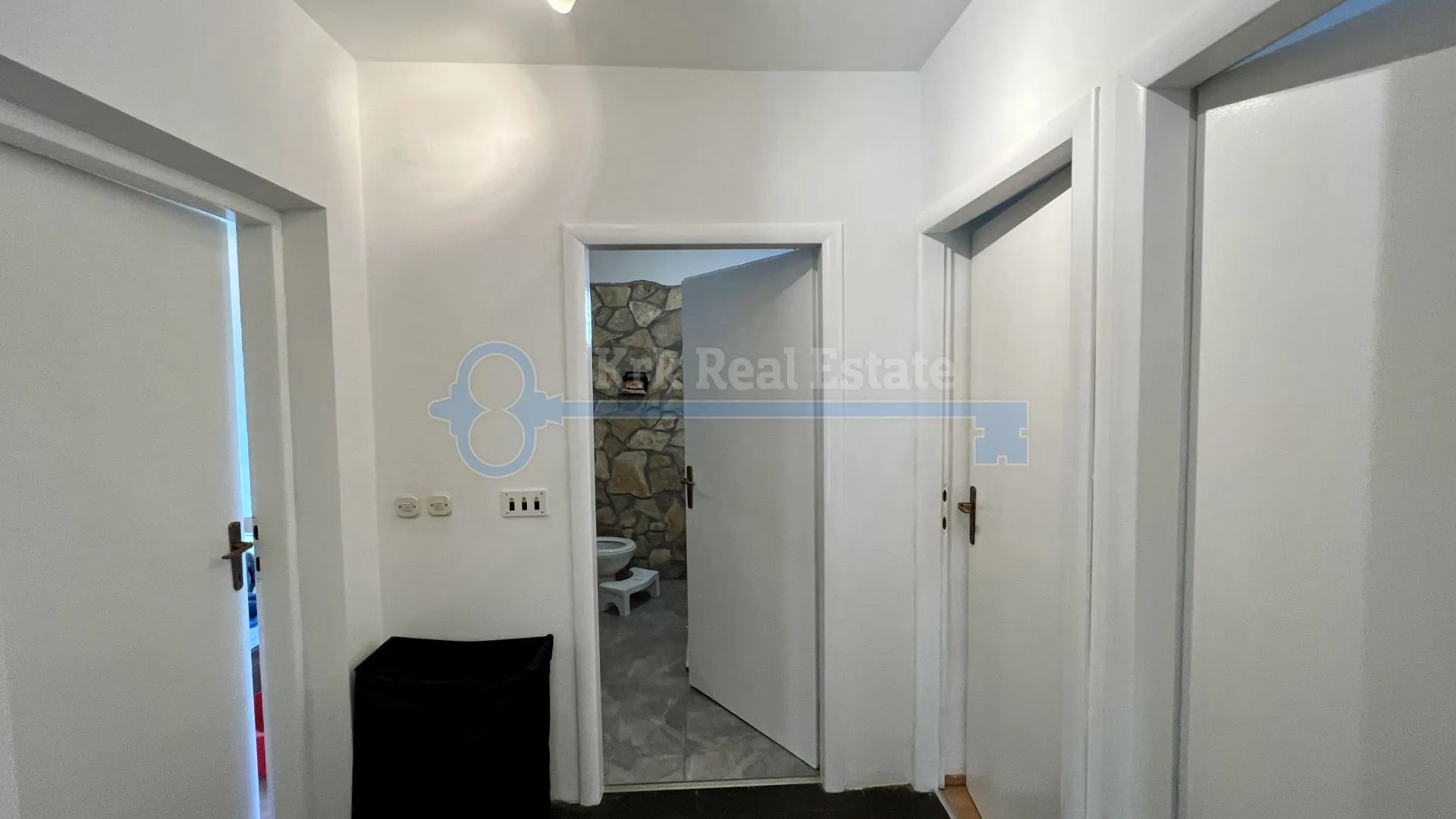 njivice - kuća sa tri apartmana i velikom okućnicom - slika 9
