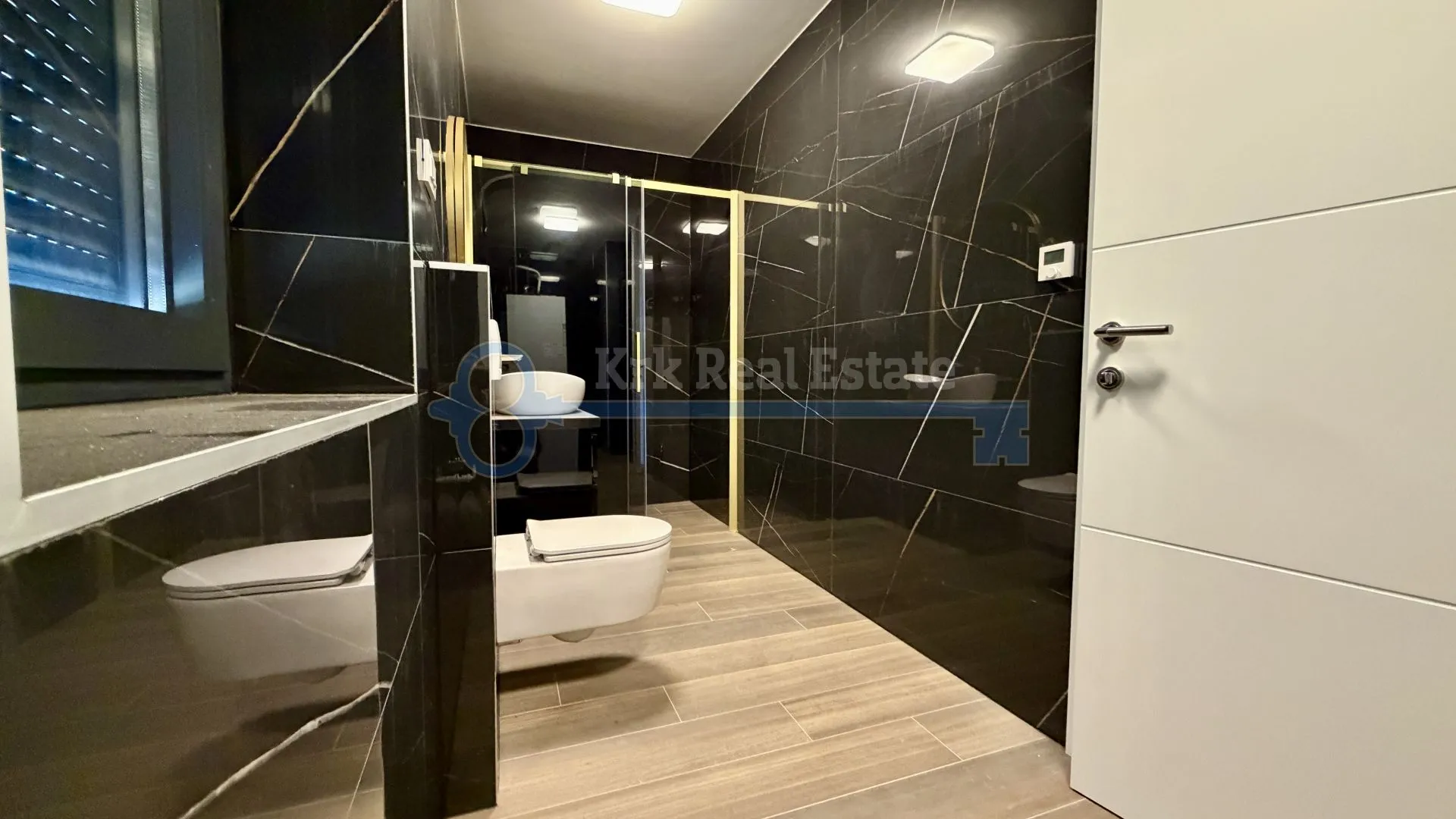 krk - dvoetažni apartman sa krovnom terasom i bazenom - slika 12