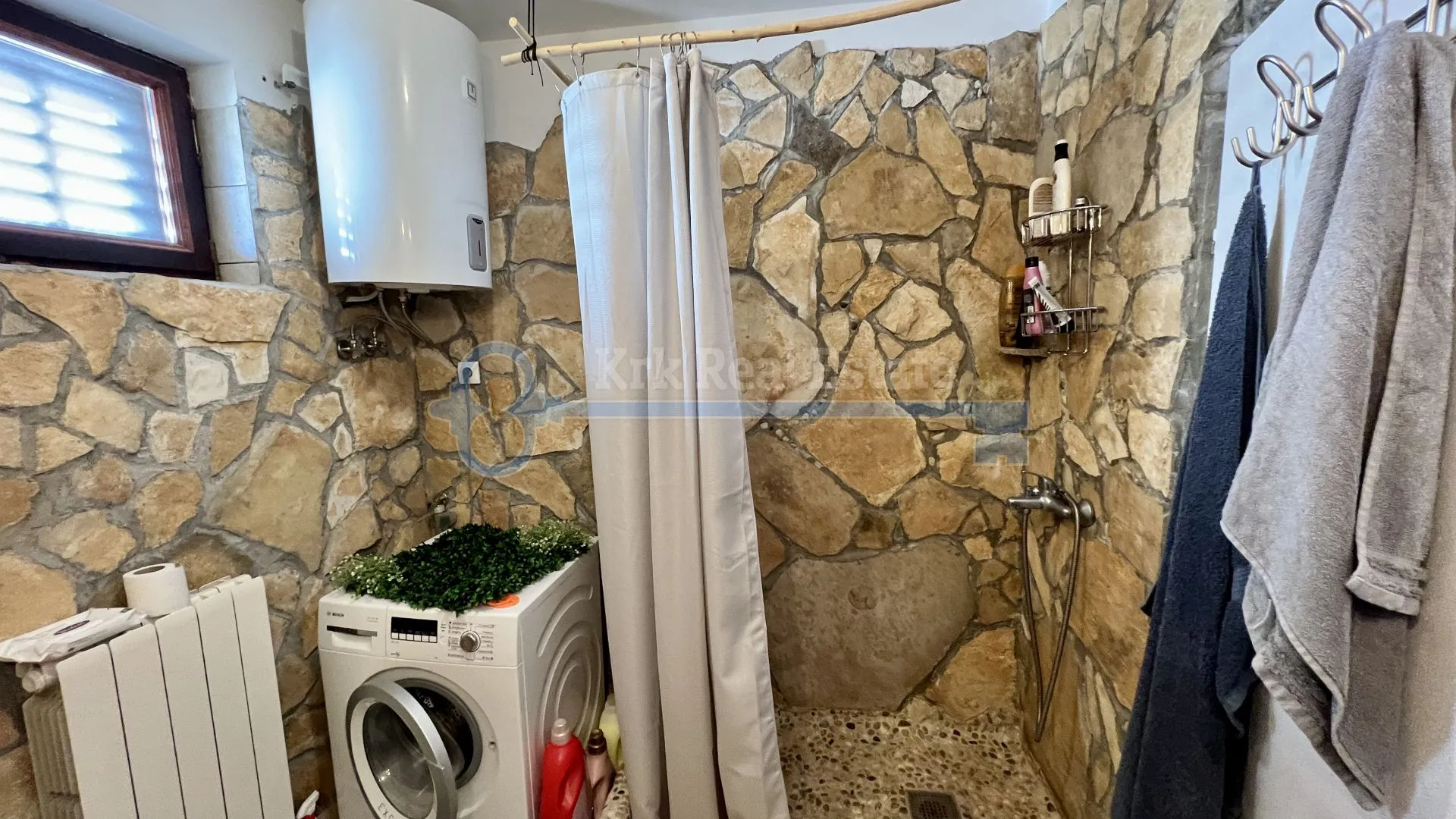 njivice - kuća sa tri apartmana i velikom okućnicom - slika 11