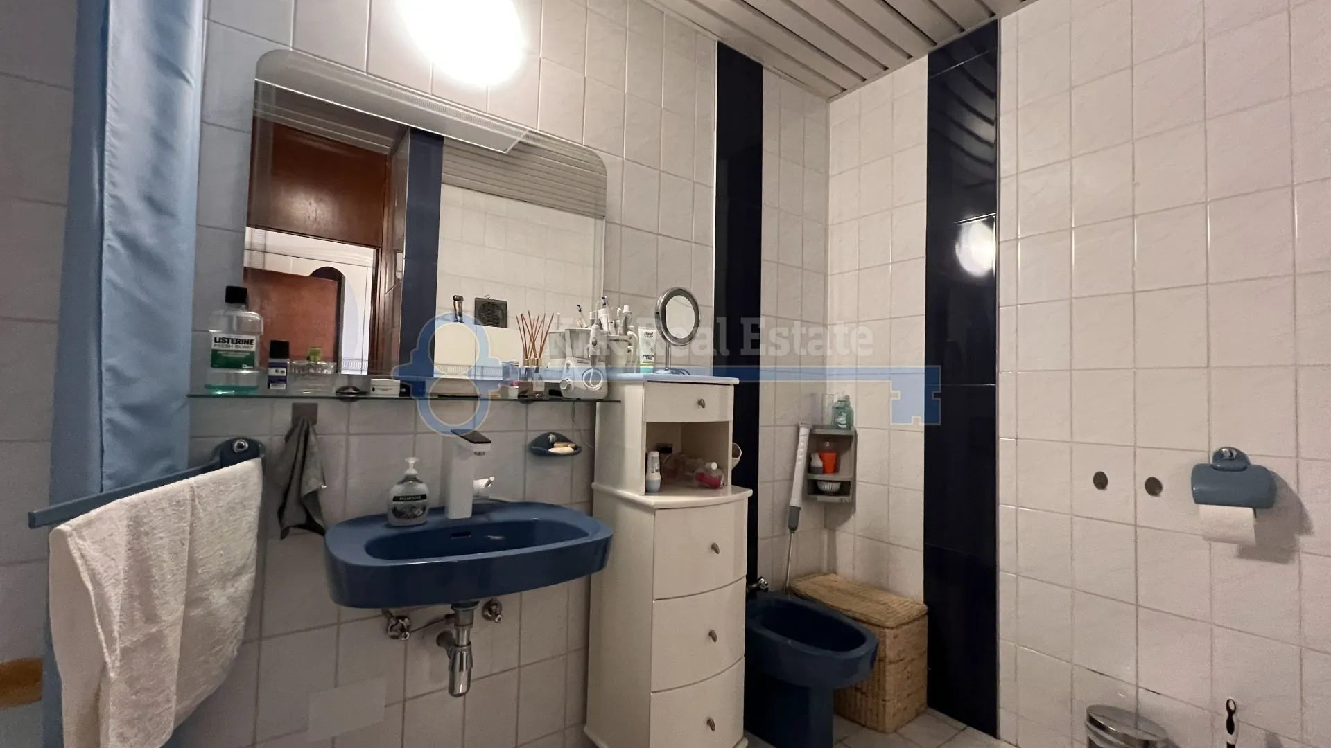 njivice - velika kuća sa uređenom okućnicom i garažom - slika 21