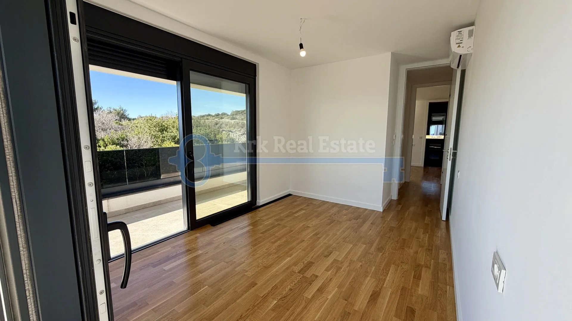 krk - dvoetažni apartman sa krovnom terasom - slika 11
