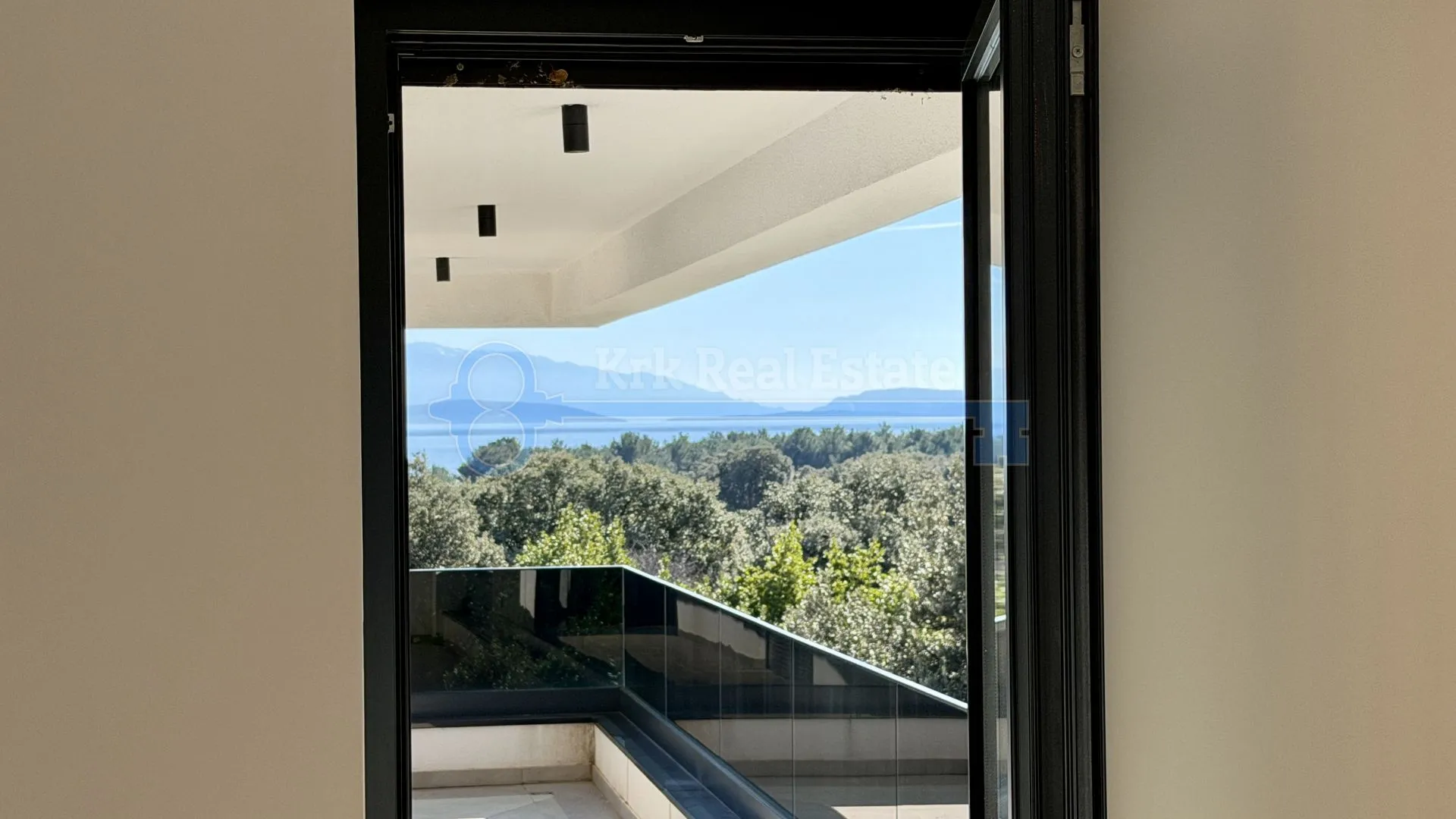 krk - dvoetažni apartman sa krovnom terasom - slika 19