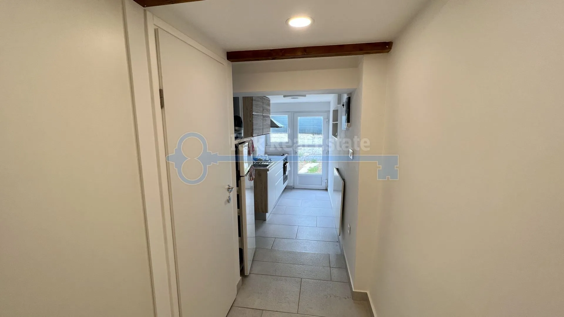 otok krk - punat - renovirana kuća u staroj jezgri s dva apartmana i vrtom - slika 24