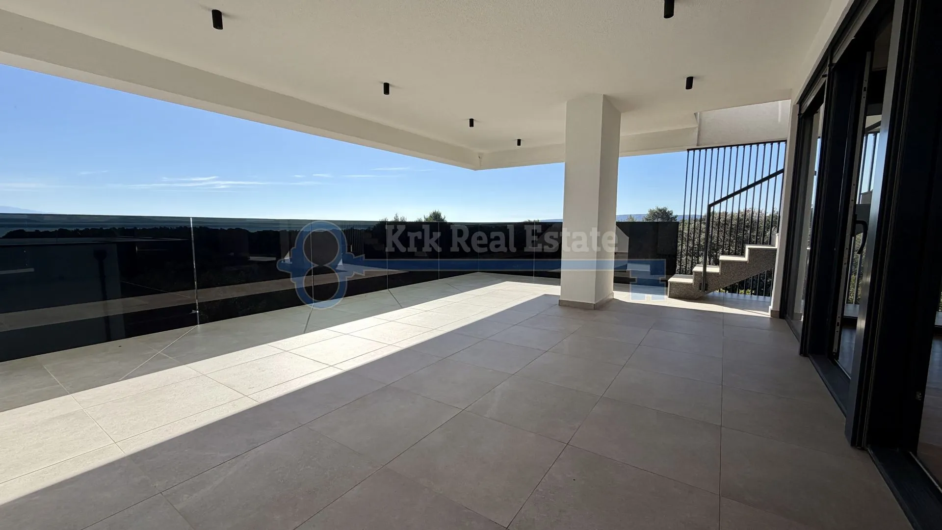 krk - dvoetažni apartman sa krovnom terasom - slika 29