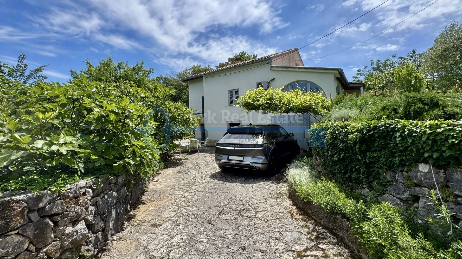 gostinjac - samostojeća kuća sa dvije stambene jedinice - slika 2