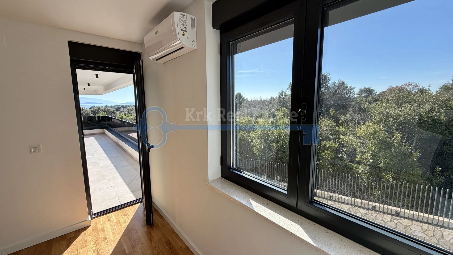krk - dvoetažni apartman sa krovnom terasom - slika 18
