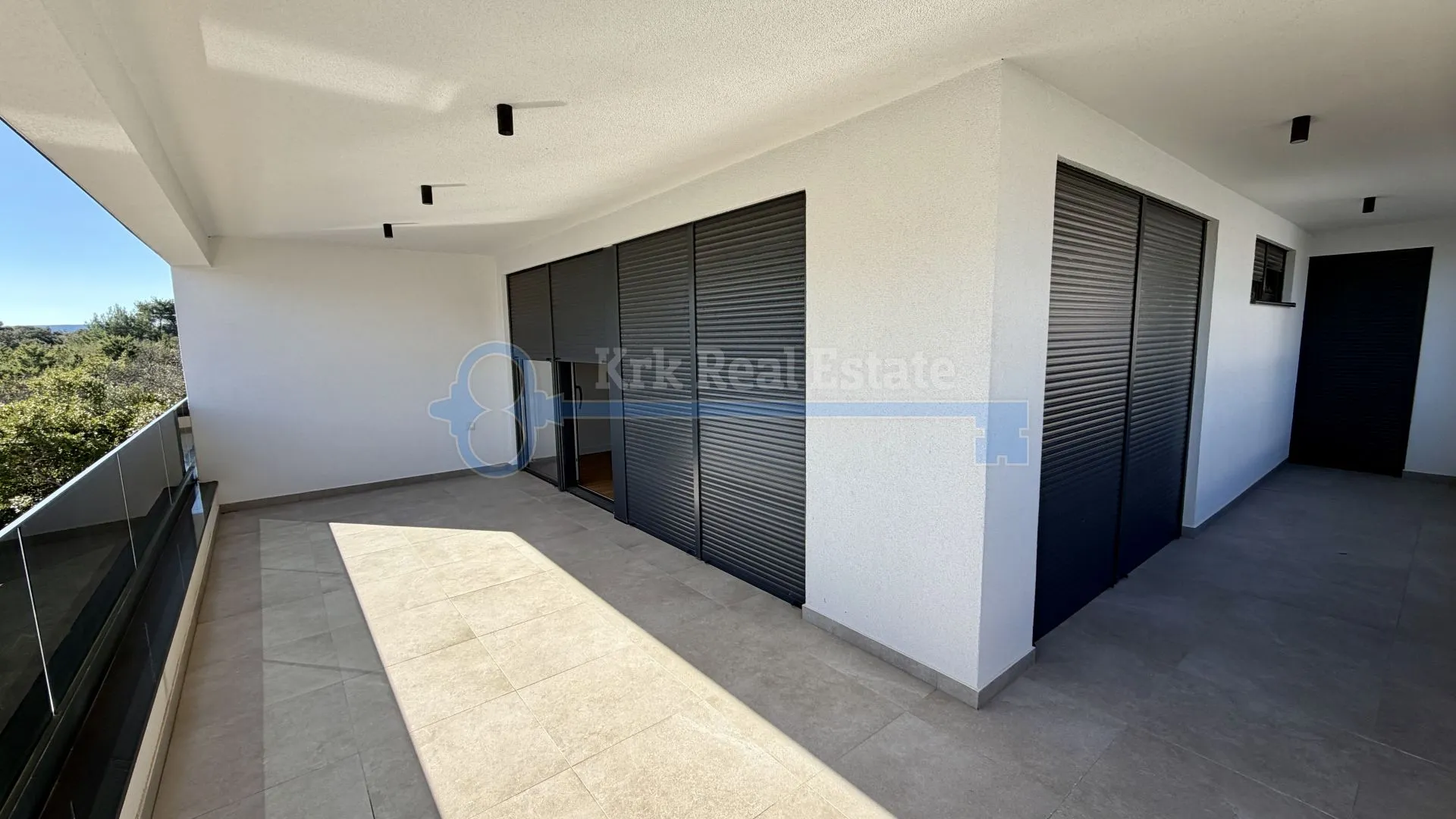 krk - dvoetažni apartman sa krovnom terasom i bazenom - slika 15