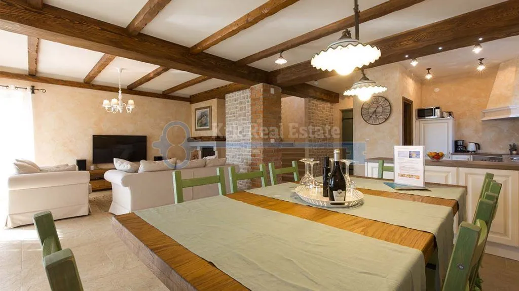 kras - villa sa bazenom i uređenom okućnicom - slika 6