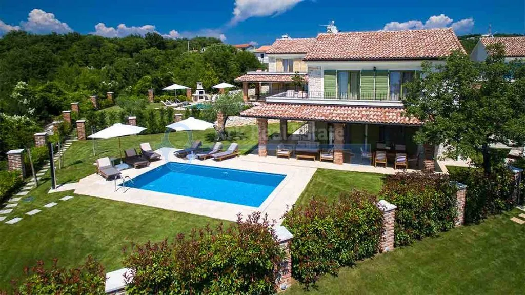 kras - villa sa bazenom i uređenom okućnicom - slika 25