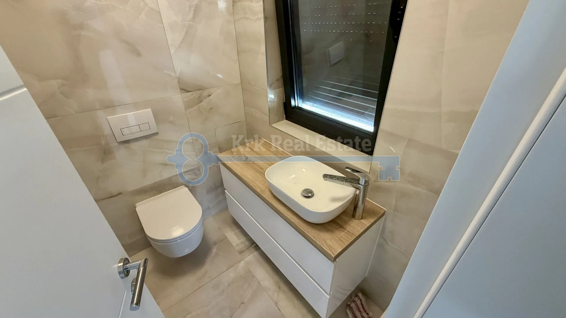 krk - dvoetažni apartman sa krovnom terasom i bazenom - slika 20
