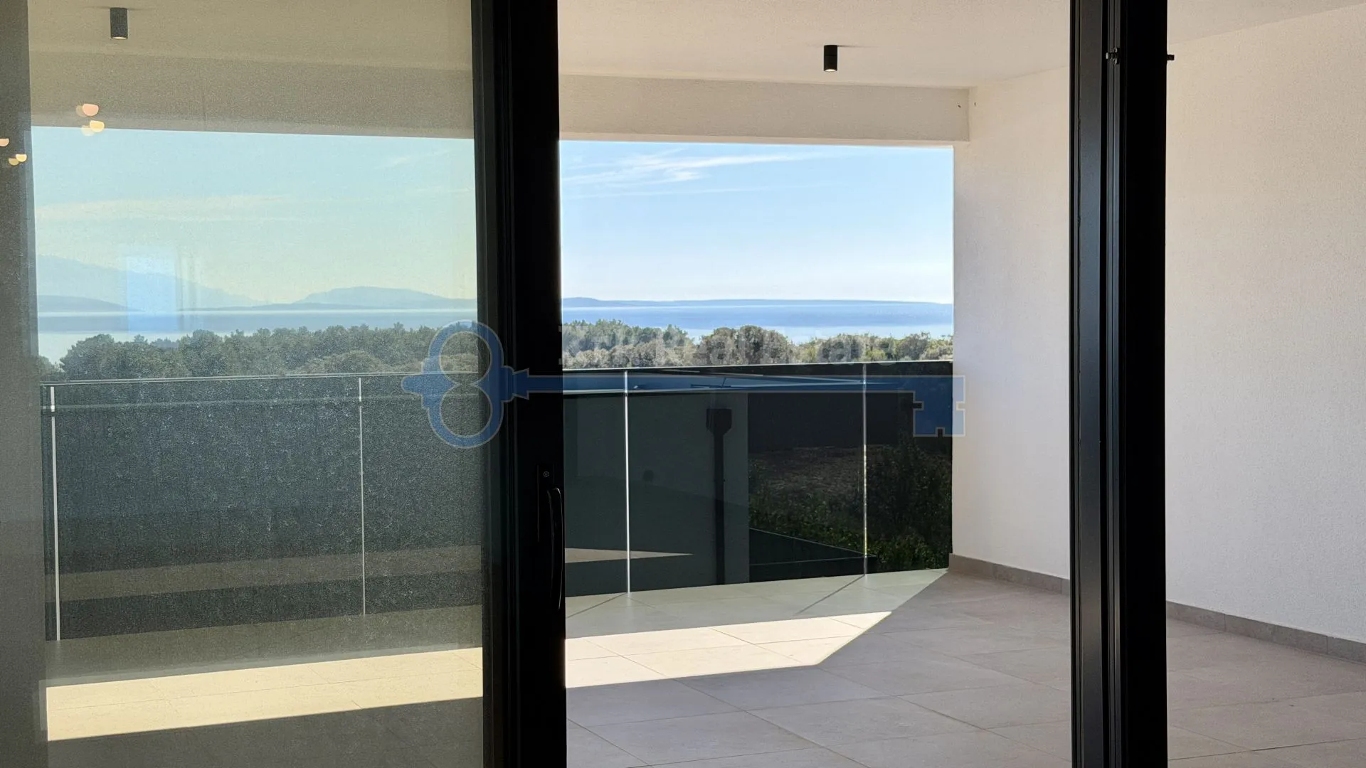krk - dvoetažni apartman sa krovnom terasom i bazenom - slika 21