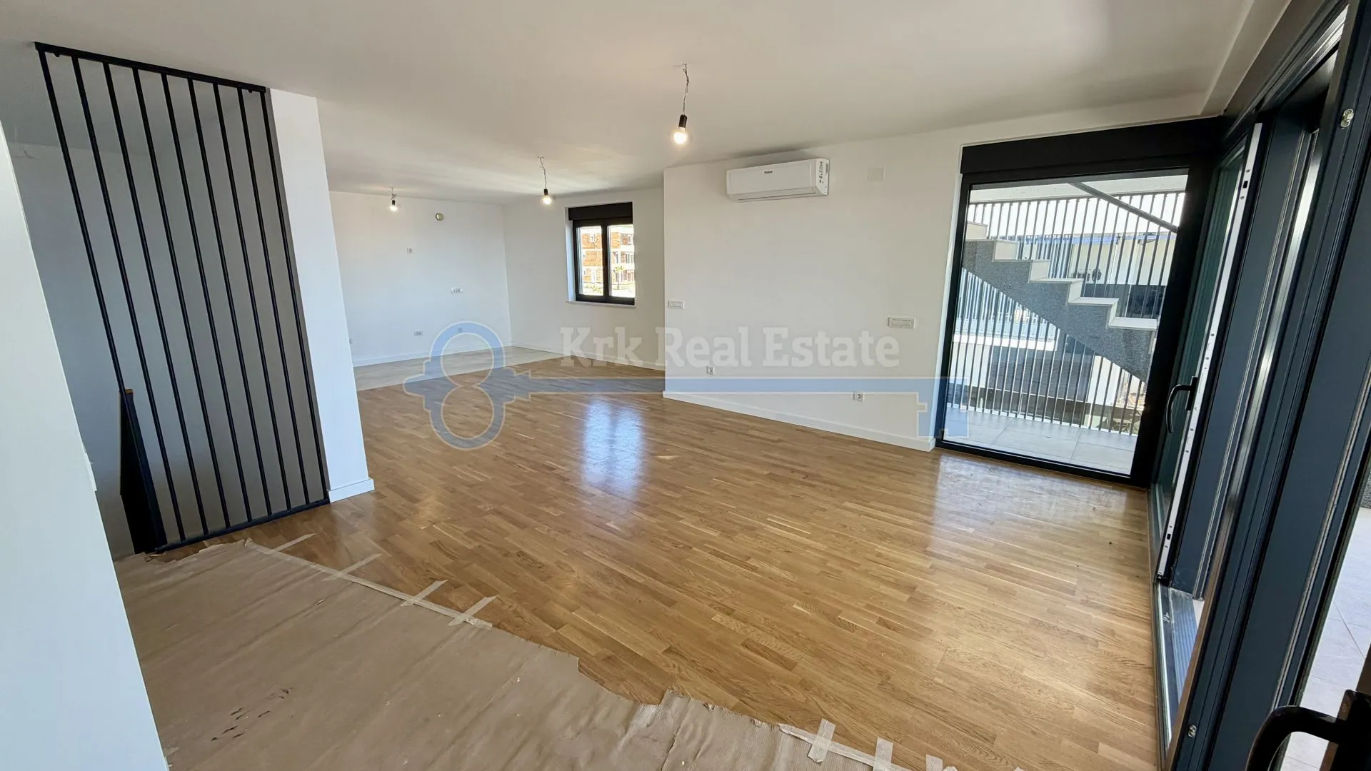 krk - dvoetažni apartman sa krovnom terasom i bazenom - slika 17