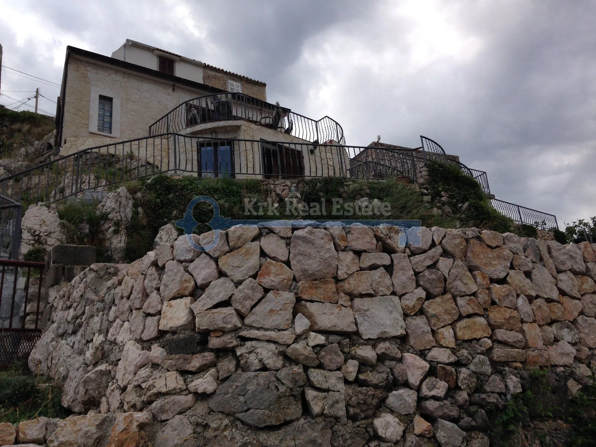 vrbnik - samostojeća renovirana kamena kuća na stijeni neposredno iznad mora - slika 13