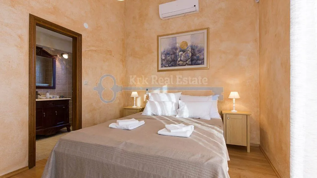 kras - villa sa bazenom i uređenom okućnicom - slika 13