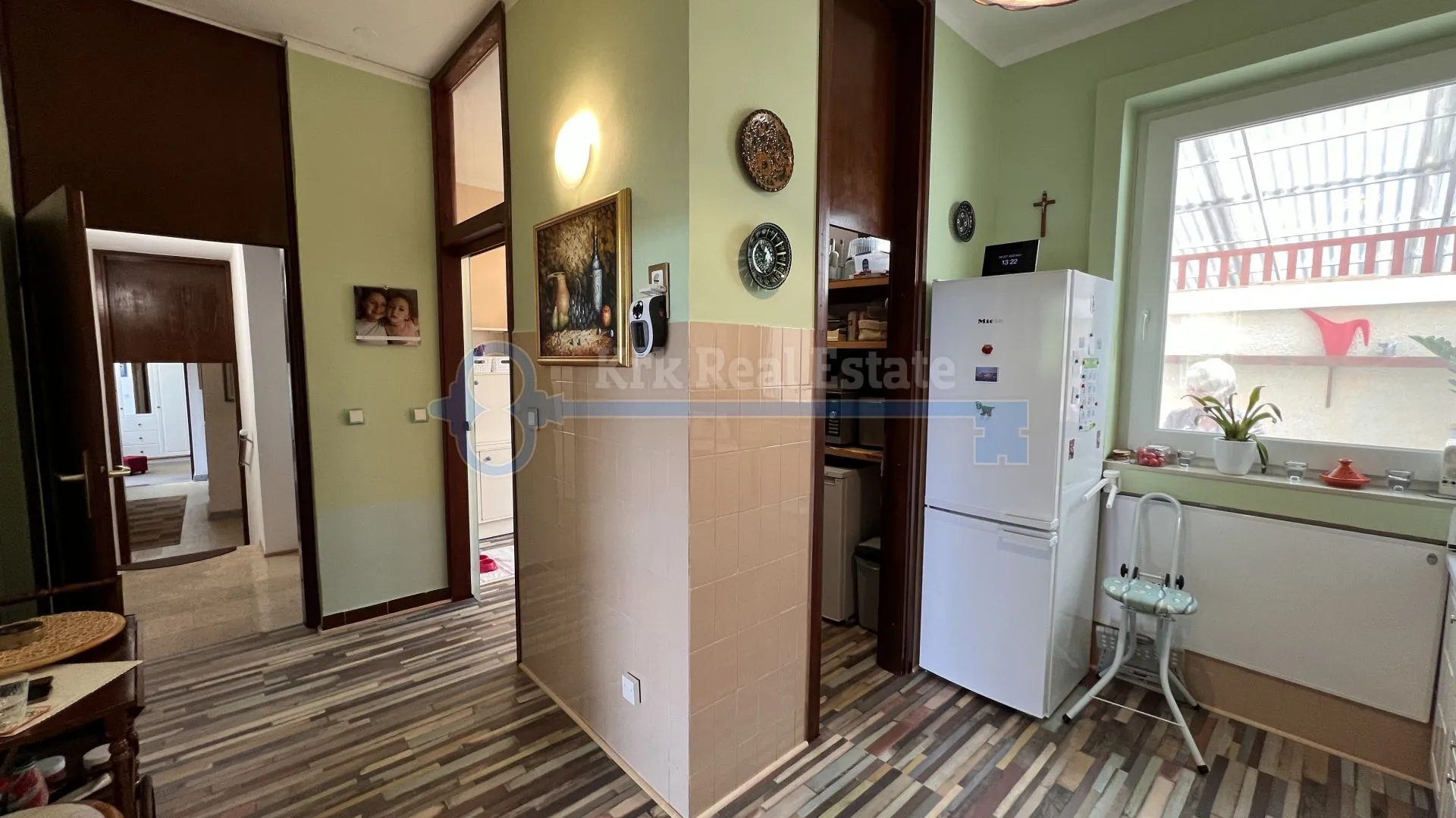 njivice - velika kuća sa uređenom okućnicom i garažom - slika 12