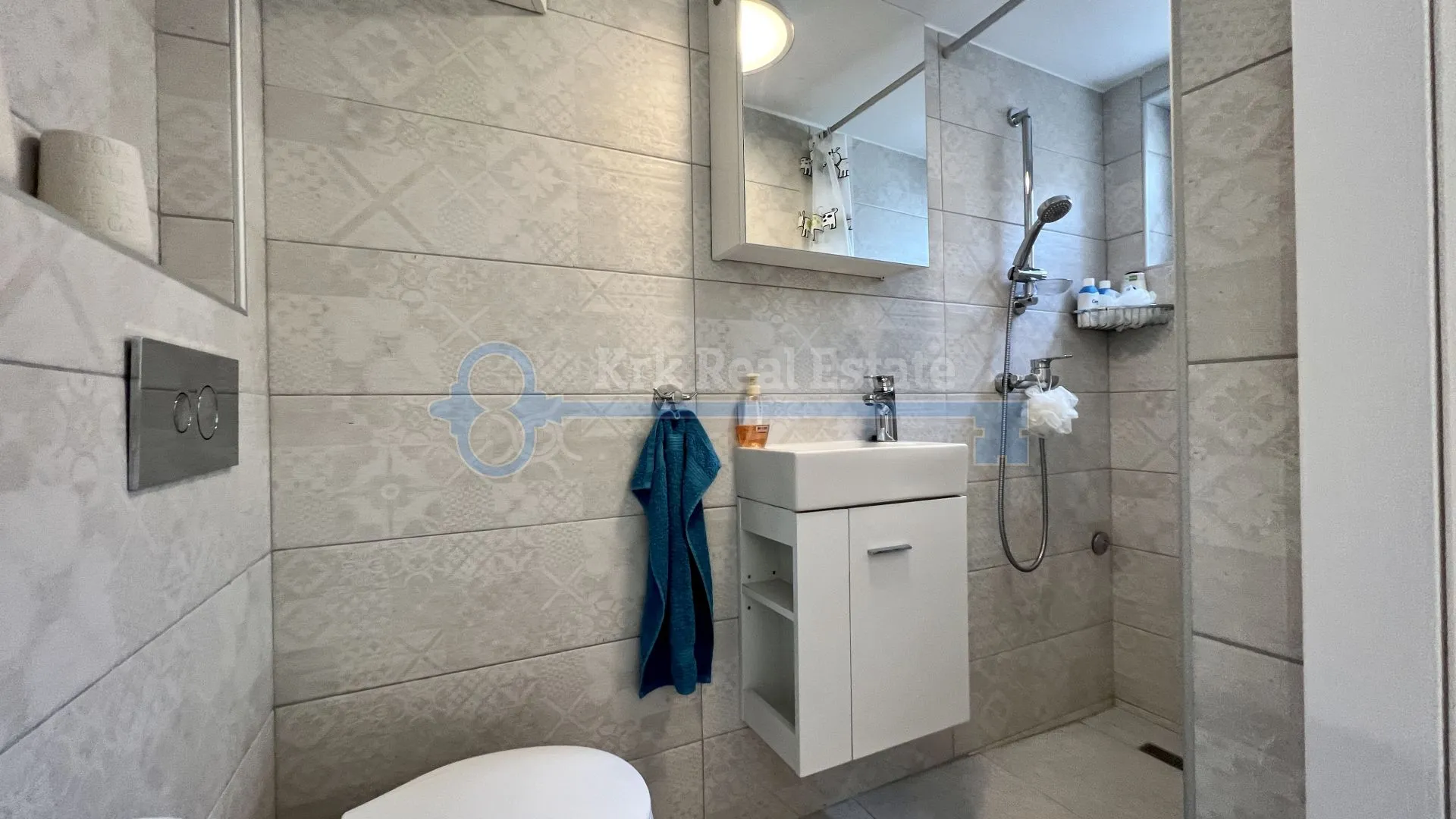 otok krk - punat - renovirana kuća u staroj jezgri s dva apartmana i vrtom - slika 5