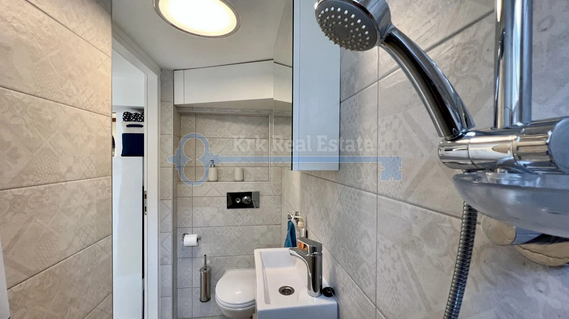 otok krk - punat - renovirana kuća u staroj jezgri s dva apartmana i vrtom - slika 7