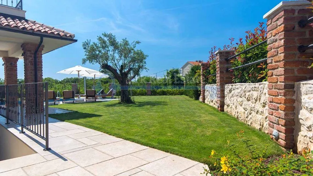 kras - villa sa bazenom i uređenom okućnicom - slika 22