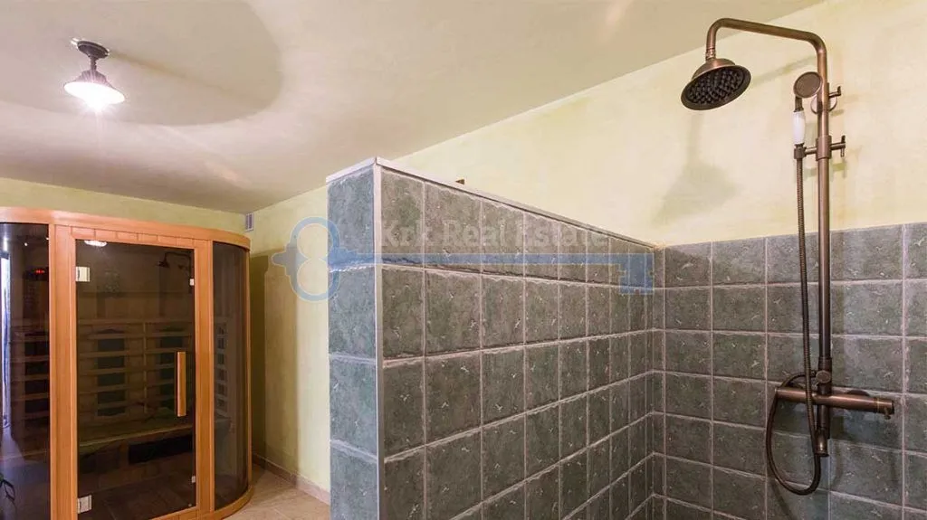kras - villa sa bazenom i uređenom okućnicom - slika 19