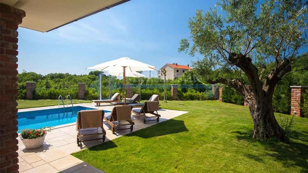 kras - villa sa bazenom i uređenom okućnicom - slika 23
