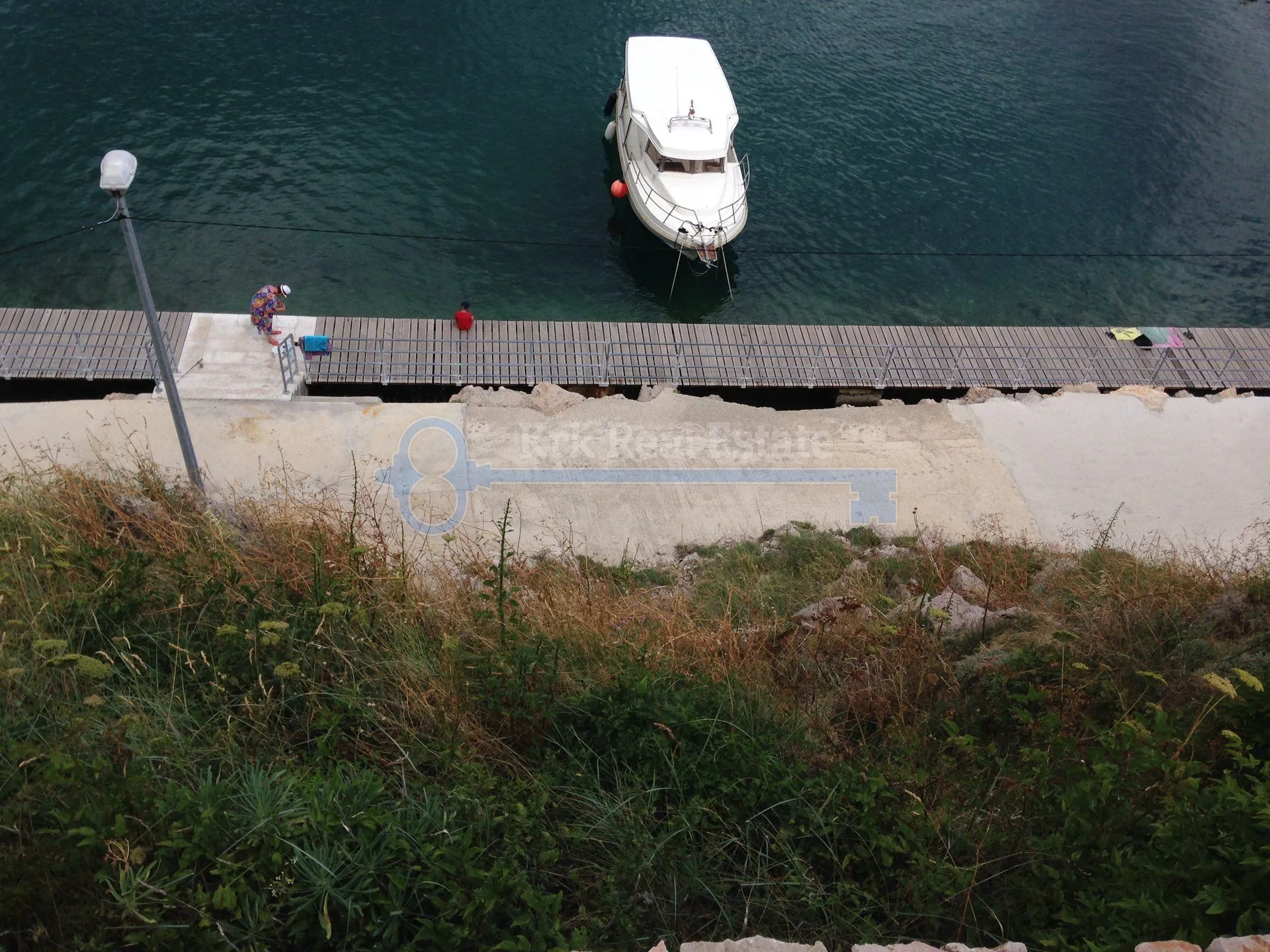 vrbnik - samostojeća renovirana kamena kuća na stijeni neposredno iznad mora - slika 12