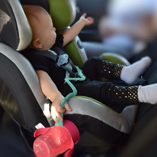 baby cup catcher - silikonska zaštitna vezica za bebine bočice, dude - slika 2