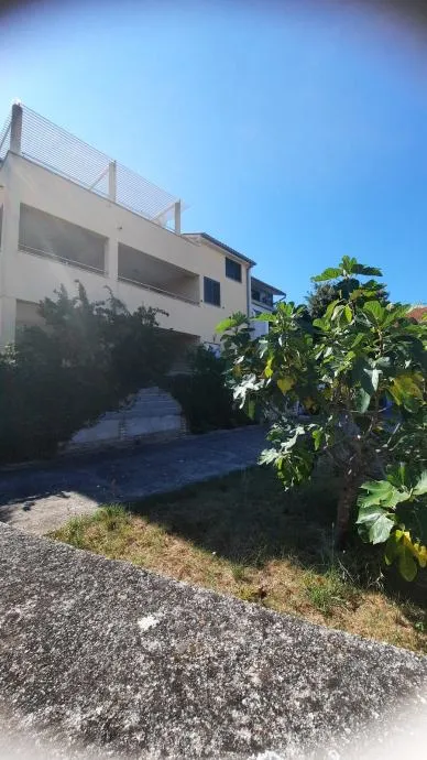 !!kuća sa tri apartmana u blizini slanice,235m2 (prodaja) - slika 2
