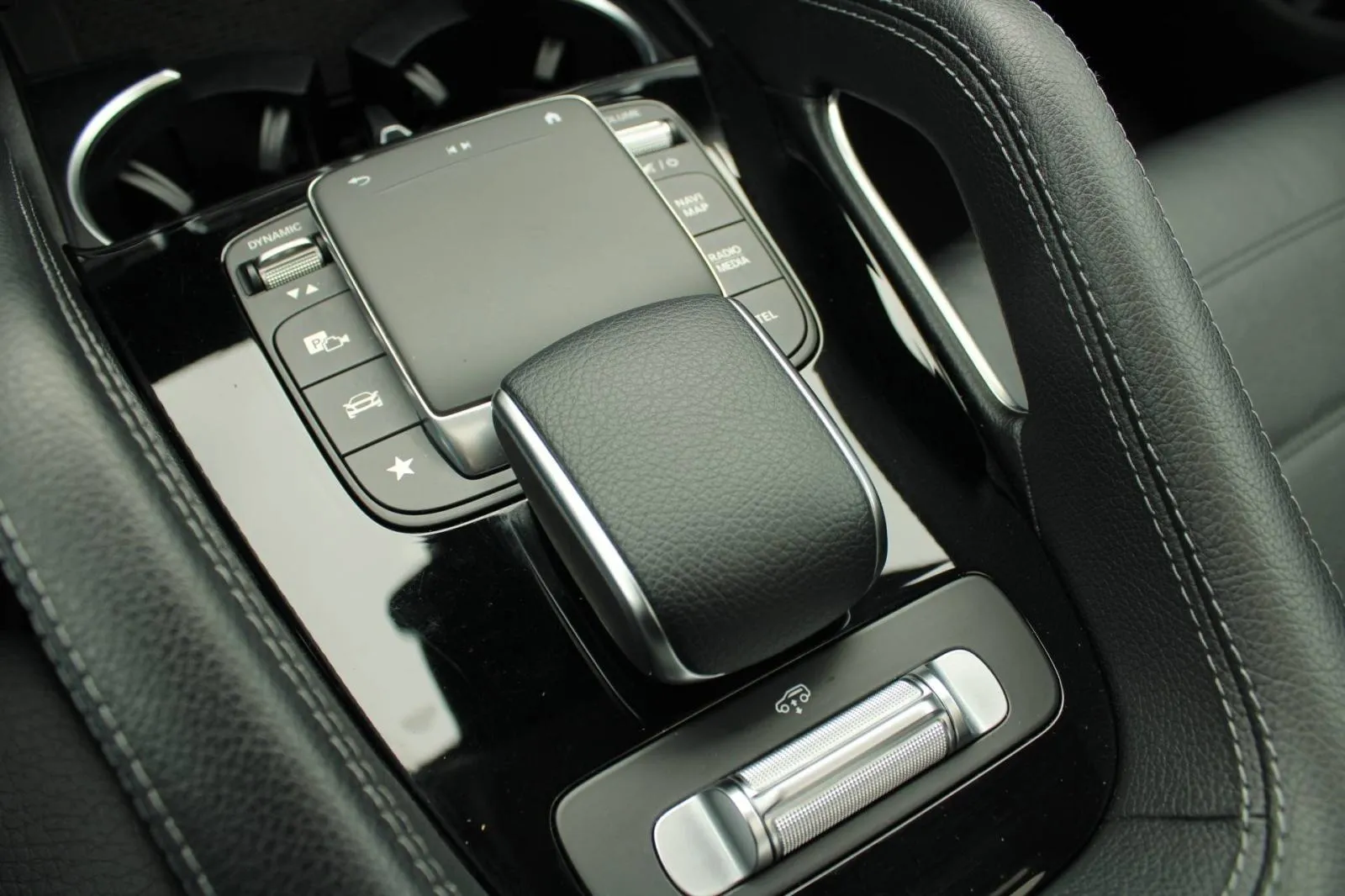 mercedes-benz gle 350de 4matic amg *panorama, led, kamera* - slika 13