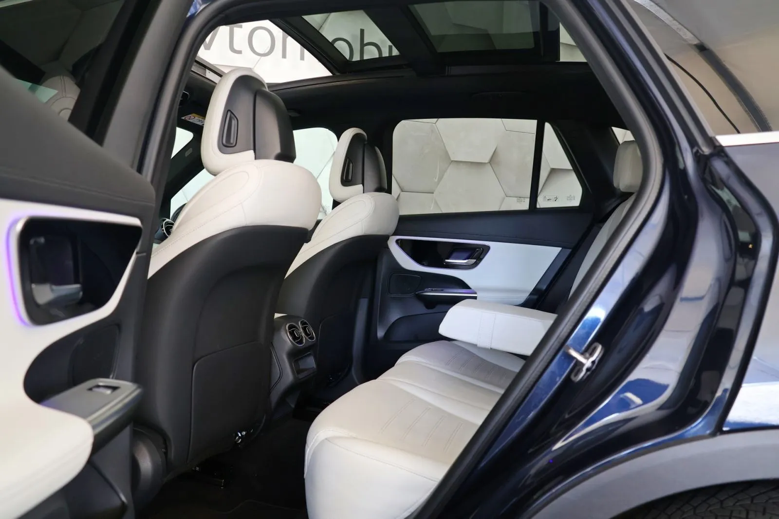 mercedes-benz glc 220d 4-matic 9g-tronic amg line airmatic pano - slika 10