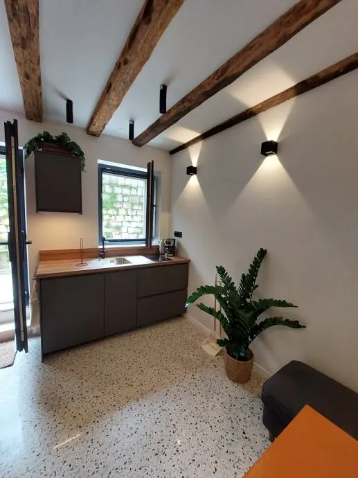 kamena kuća s dvorom i dva apartmana: kaštel štafilić, 120.00 m2 - slika 3