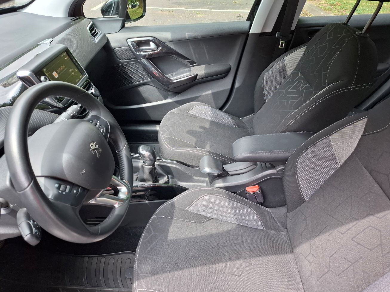 peugeot 2008 1.2 active, 2019. godište, 1.2 benzin - slika 6