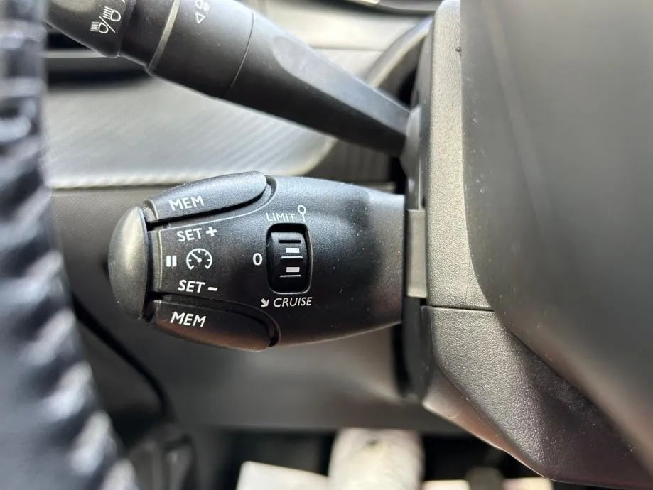 peugeot 208 1,5 bluehdi - 2021 - navi - servisna - reg 1 god !!! - slika 15