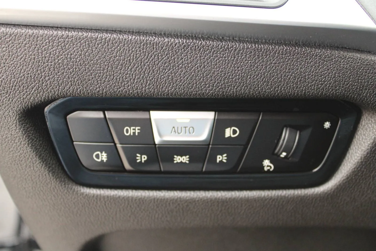 bmw serija 3 318i automatik m paket *led, navigacija, kamera* - slika 21