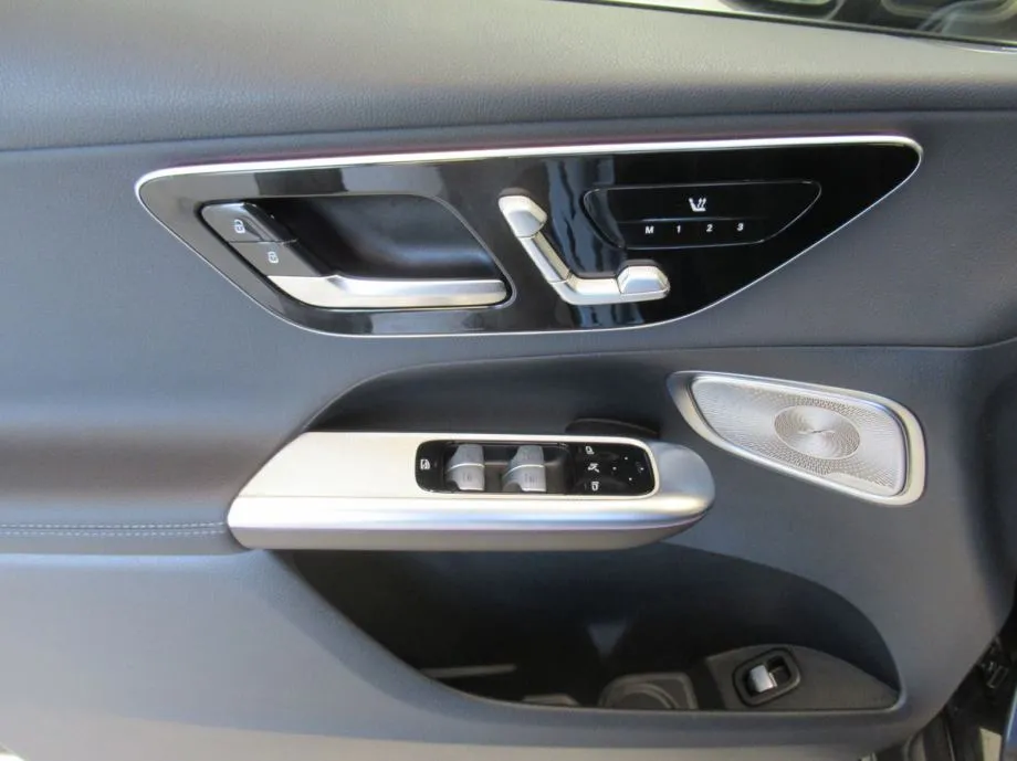 mercedes-benz glc 300 de 4matic avantgarde/panorama/burmester/memory - slika 15